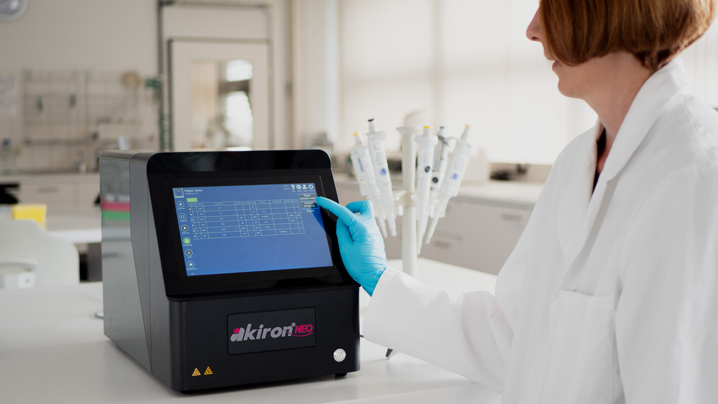 akiron® NEO - Automatisierter IFA Analyzer für die Autoimmundiagnostik