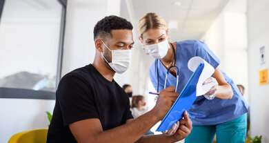 Porträt einer Krankenschwester und eines Mannes mit Gesichtsmasken