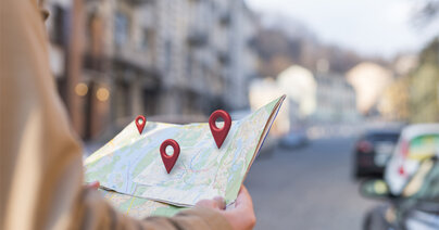 Person mit Karte, Strasse, Autos