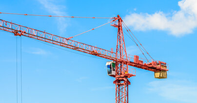 orangfarbener Krank mit blauem Himmel