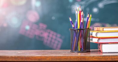 Schreibtisch mit Büchern und Stiften