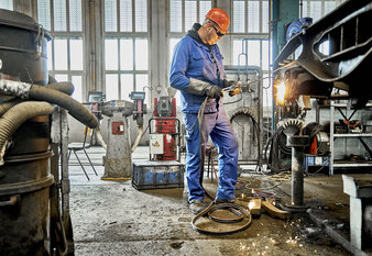 Mechatroniker bei der Arbeit