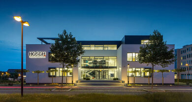 Außenansicht Firmengebäude am Abend