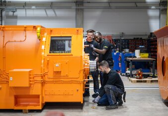 Arbeiten an einem industriellen Elektromotor